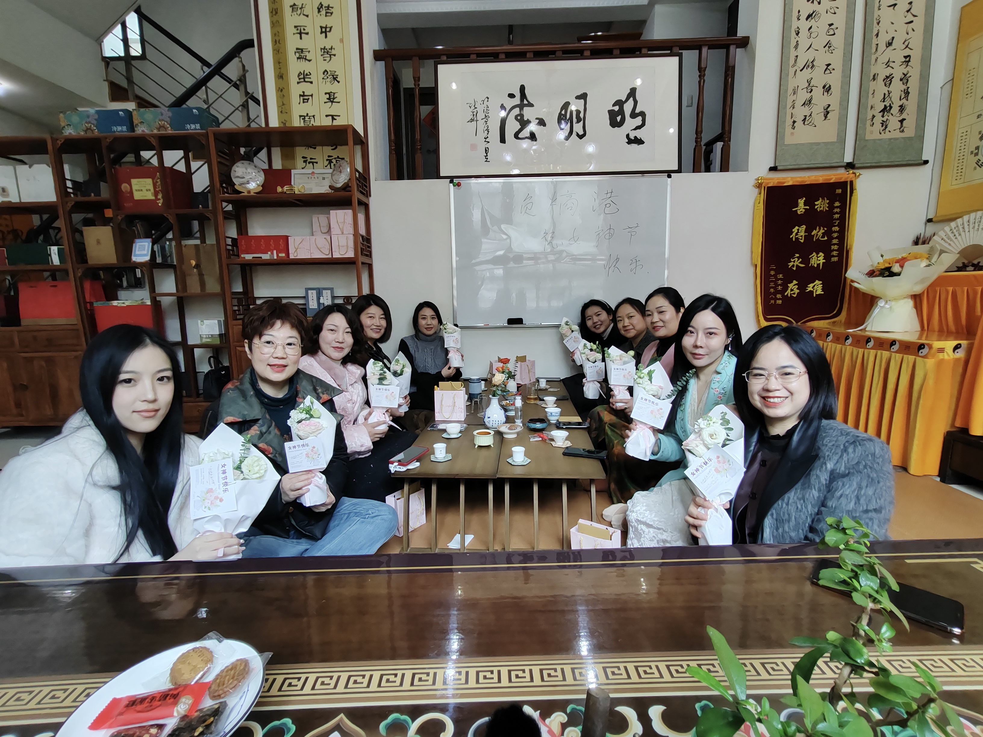 优雅绽放·向阳而生—嘉兴市重庆商会开展以“茶艺与香道”为主题的三八女神节活动